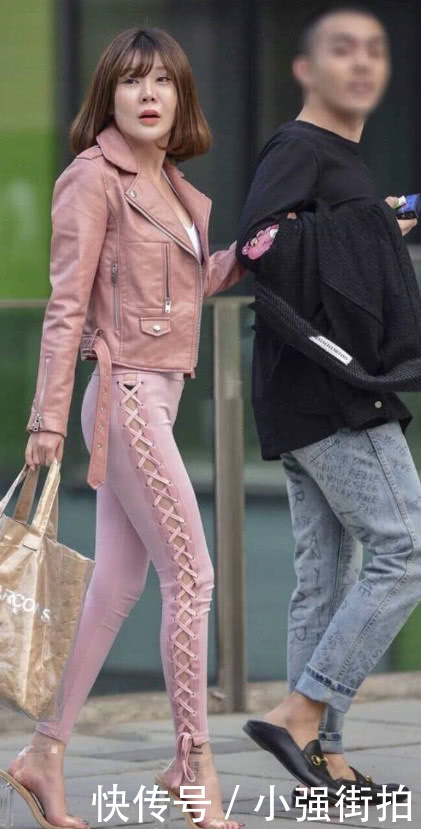 气质小姐姐一身粉色出街，小巧玲珑体型匀称标致的身材