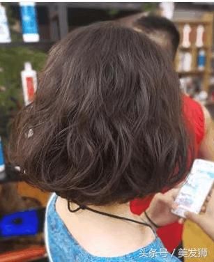 50岁妈妈剪短发烫小卷，一看像18，美得我都不敢认了！
