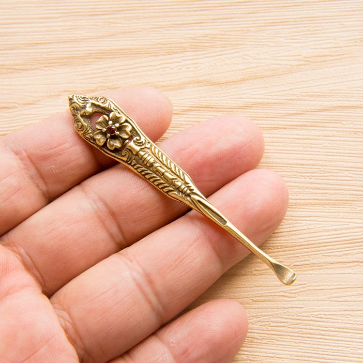 老公说:少抽两盒中华烟，也要买下这黄铜小物，看上去帅的不得了