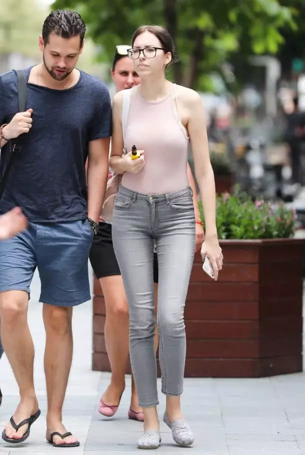 服了这3个姐姐！这么紧的牛仔裤也硬塞进去，却收到不一般的效果