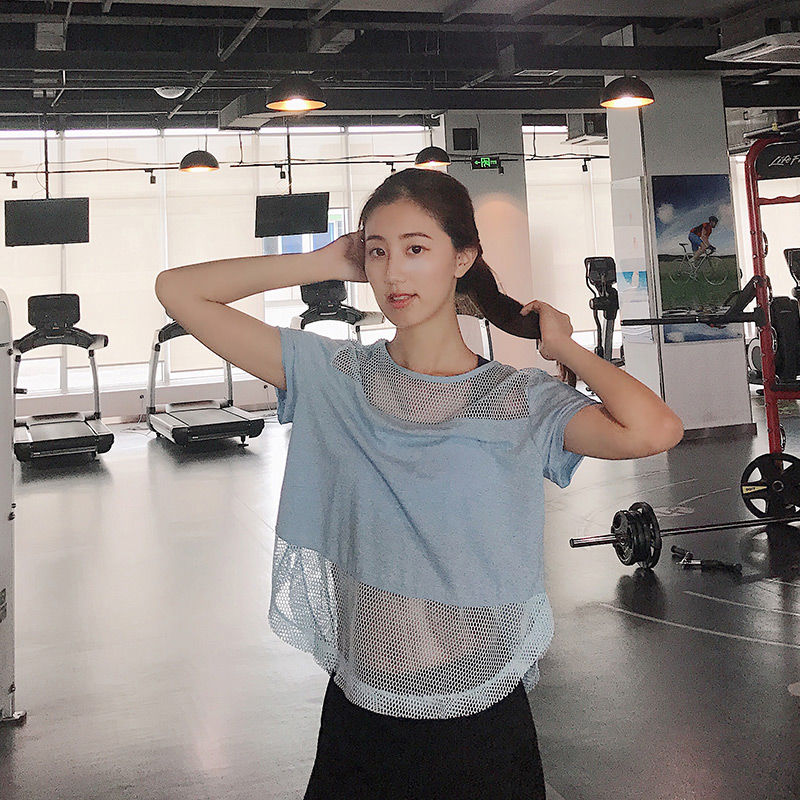 健身房女人美飞了，紧身裤+紧身衣，凸显S身材，可见多迷人