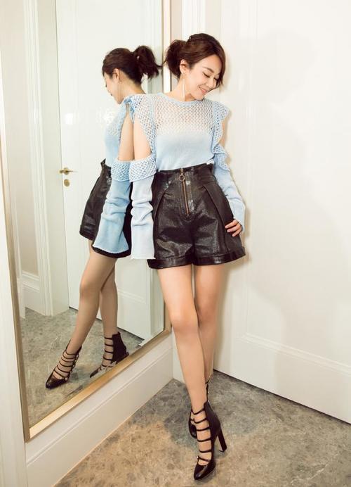 47岁闫妮，穿件别人不穿的吊带长裙，气质满分，撞衫刘涛也没输