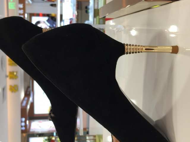 高跟鞋的跟现在都做成这样了，看来我真的是outo啦