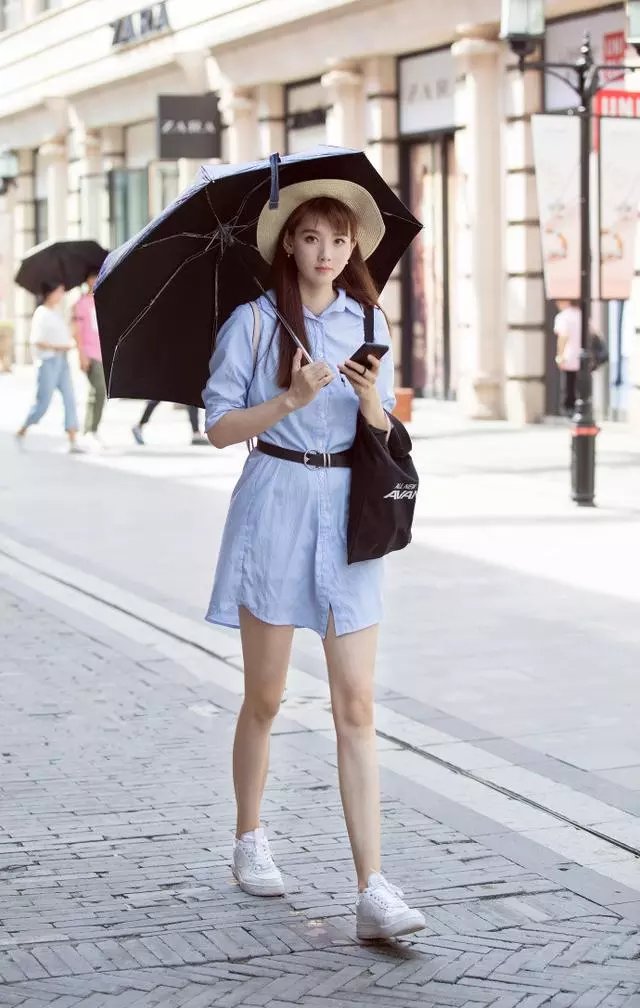 路人街拍，小姐姐穿着非常简单，但是显得很高调，腿长挡不住！