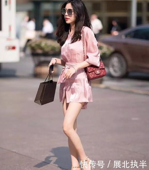  #味儿#街拍美女：精心搭配的紧身裙小姐姐，尽显性感女人味儿！