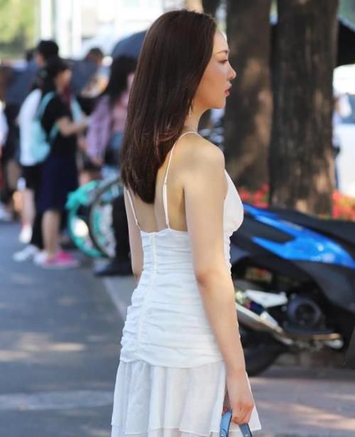 美女■街拍：艳若桃李的美女，一件黑色连衣裙外搭深色外套，时尚气质范