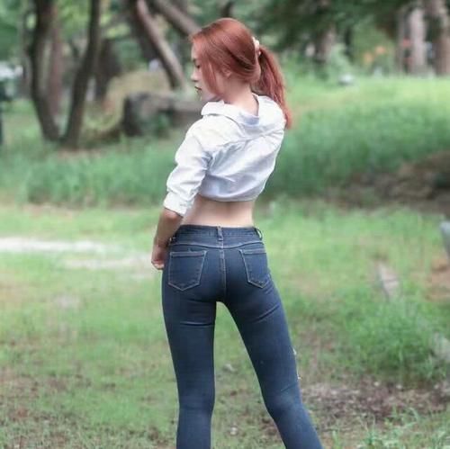 牛仔裤展现美女迷人S型曲线，展现了女性的魅力气息