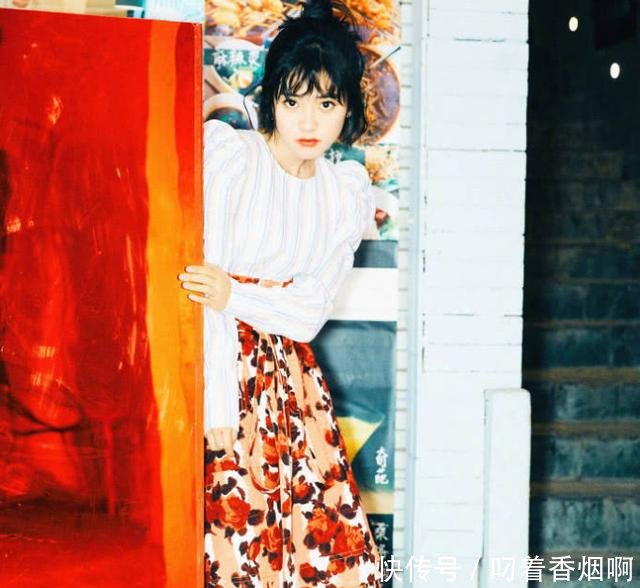 沈月穿“姥姥裙”却不土，但看到鞋子我才发现不对，丑出新高度！