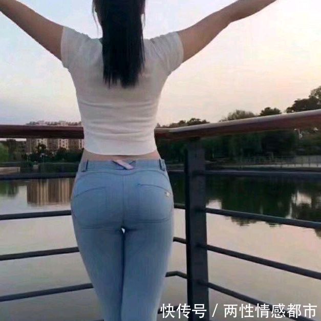 紧身牛仔裤简约精致的版型,塑造出妹子完美的气质