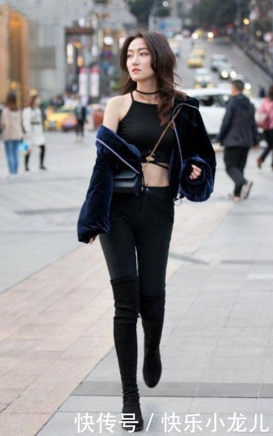 【性感】街拍:迷人性感的美女,搭配出紧致的时尚女神感