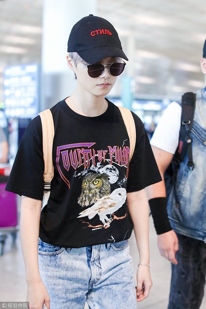 抢鲜肉饭碗！李宇春黑T仔裤中性有范儿  戴手链扮酷被拍礼貌制止