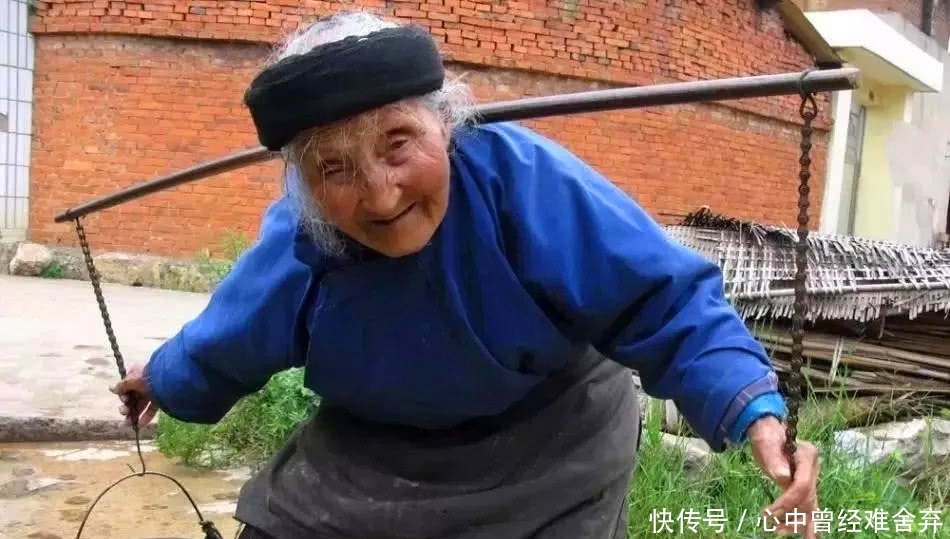  硬撑@一个笑领退休金，一个硬撑去种地，养老双标准，农民的苦谁