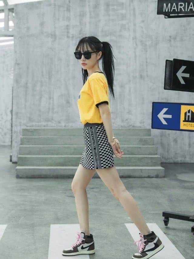  『连衣裙』服了李小路，连显显老的小雪花裙都能搭出18岁的样子，全靠长相在撑