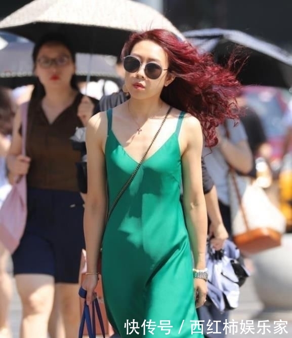  美女：街拍：娇小玲珑的美女，黑色背心搭打底裤，显女神的魅力