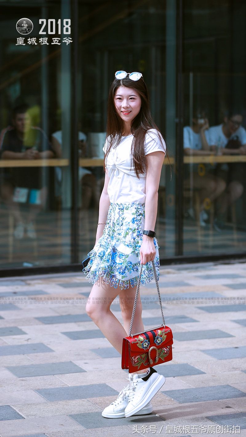 街拍:三里屯的女孩一个比一个漂亮，尤其是东方女孩更美