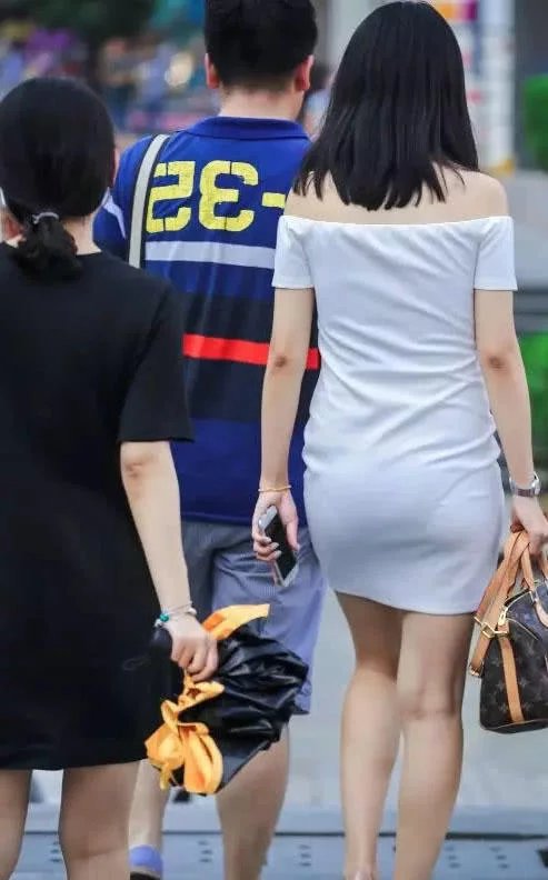 时尚的一字肩小姐姐，白皙的美肩甜美的微笑让人不能忘怀