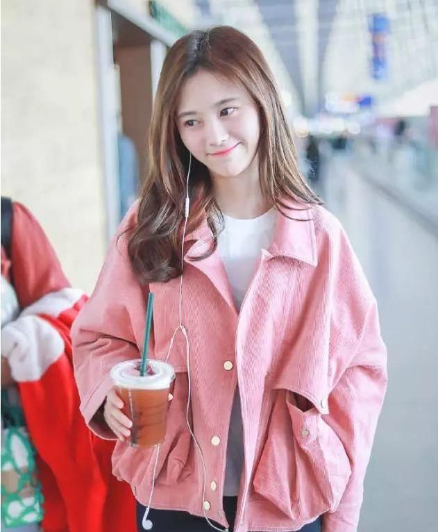 鞠婧祎太撩了!穿红T恤尽显甜美可爱，真不愧是“四千年美女”!