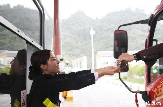 收费站从没见过厕所，收费员想上厕所怎么办原来藏在这个地方