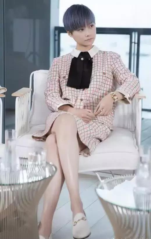 李宇春过分了哈！这种裤子都敢穿，网友：确定是腿精本人了