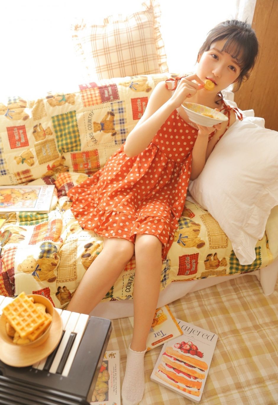 网红甜美美女,吊带香肩美腿写真图片