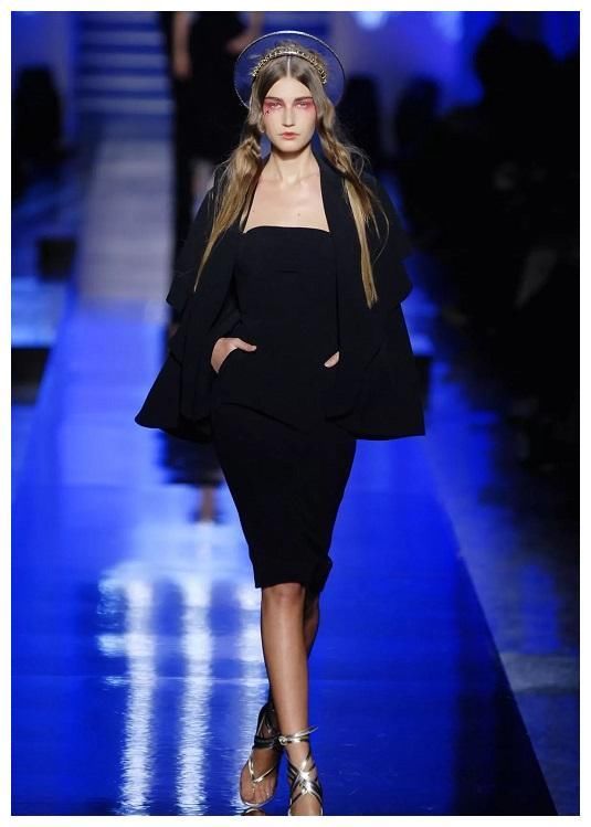 她是唯一一个穿高跟鞋，能把T台走出坑的模特，台步功底可怕！