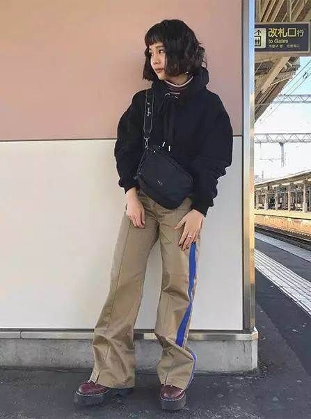  套路@连帽卫衣的十个时髦套路，小个子菇凉这么搭美翻了！