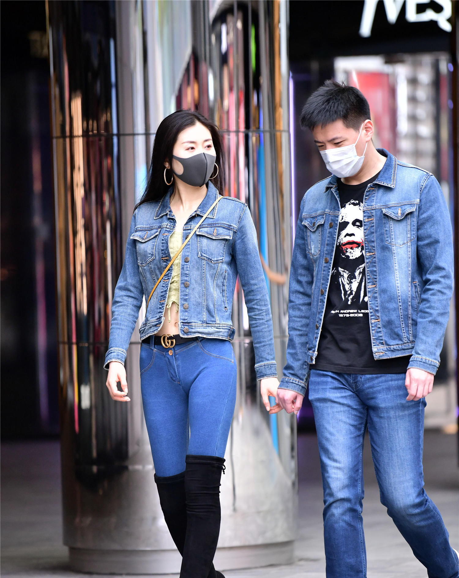 位美女选择一:春季穿着长靴真的不会热,也不是为了保暖,更多是喜欢长靴