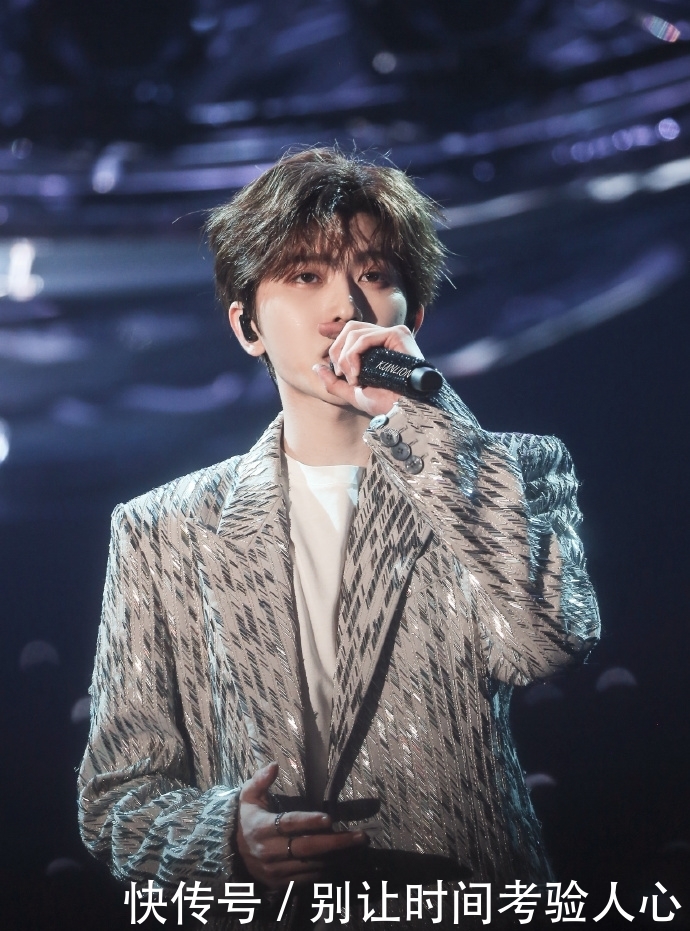 蔡徐坤江苏跨年重生