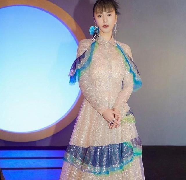 亮片■谭维维一袭拼接闪耀长裙配丸子头惊艳亮相