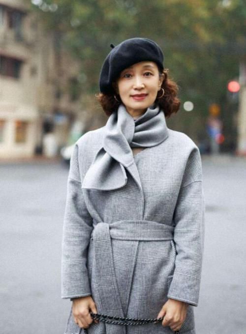  『时髦』四五十岁的女人，少穿这3种衣服，跟三木妈妈这样穿，优雅地老去
