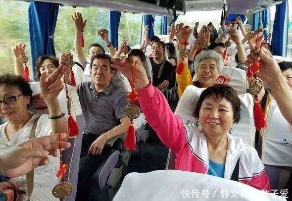 为何老年旅游团大多都很低价，旅行社不用挣钱吗？导游说出内幕！