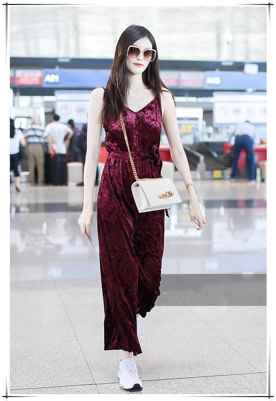 当何穗和吉克隽逸同穿连体裤，网友：吓得我赶紧涂上了防晒霜！