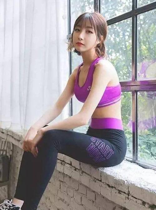 身材高挑的打底裤美女，秀出优雅小蛮腰，迷人眼球！