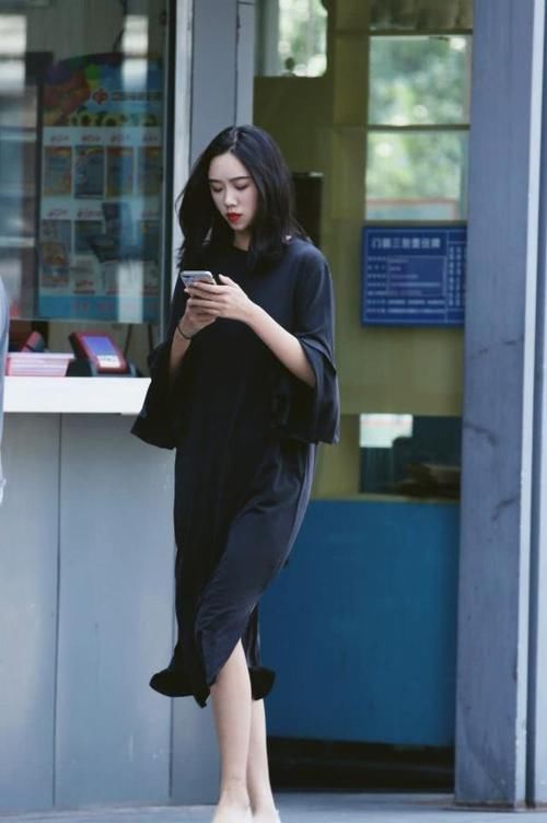  【小姐姐】街拍：小姐姐轻盈时尚的连衣裙，大方又不失美感与优雅