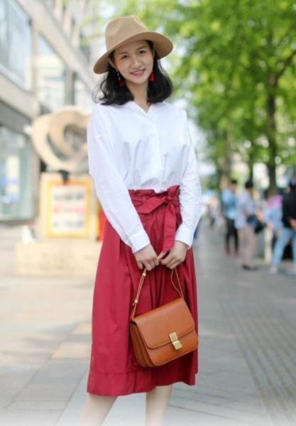  「短裤」街拍：小姐姐穿白色上衣配短裤，身材苗条有致，曼妙动人