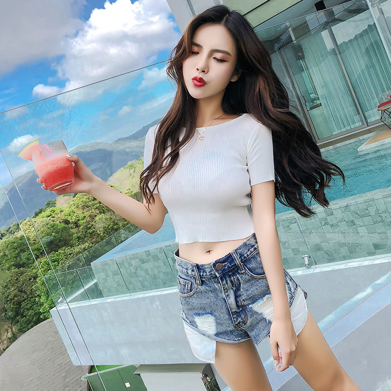 丰满的翘臀别藏着，要秀出来，紧身T搭热裤真性感，小蛮腰特撩人