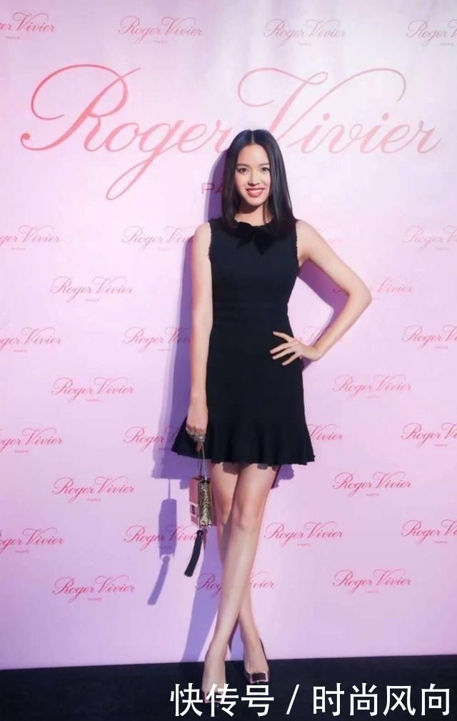 张梓琳出席活动一直捂着胸，原因竟然是因为这条裙子