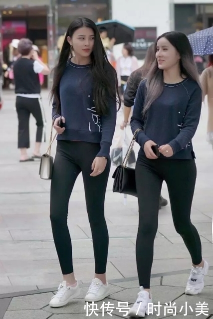 长发飘逸的紧身裤美女，尽显俏丽多姿，十足明星范！