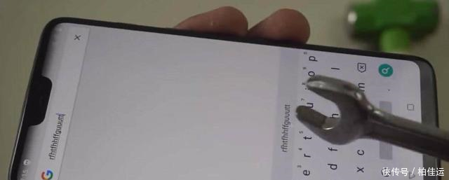 老外用工具对一加手机6的屏幕轮番摧残 还能正