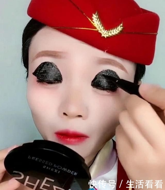 #空姐#空姐画眼线被男朋友吐槽“画得太粗”,睁眼之后网友:没毛病
