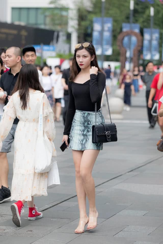  「人手」人手一条的夏日短裙，能赐小个子姑娘一双大长腿，时髦精必备啦