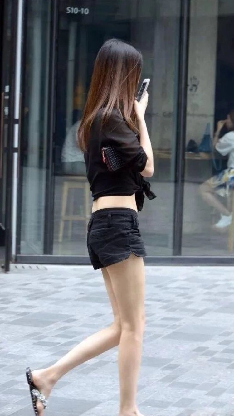 性感街拍丨腿!腿!美女这么长的腿基本告别高跟鞋了!