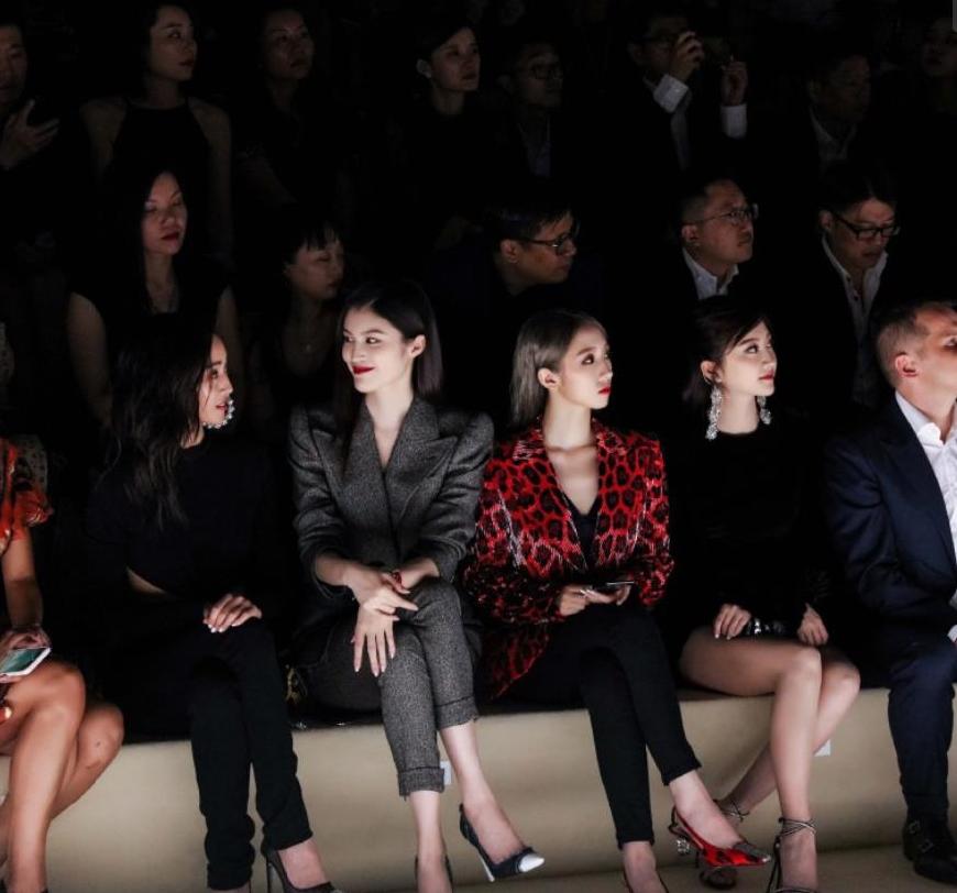 孟美岐亮相时装周,学吴谨言"充大头"却被何穗立秒?