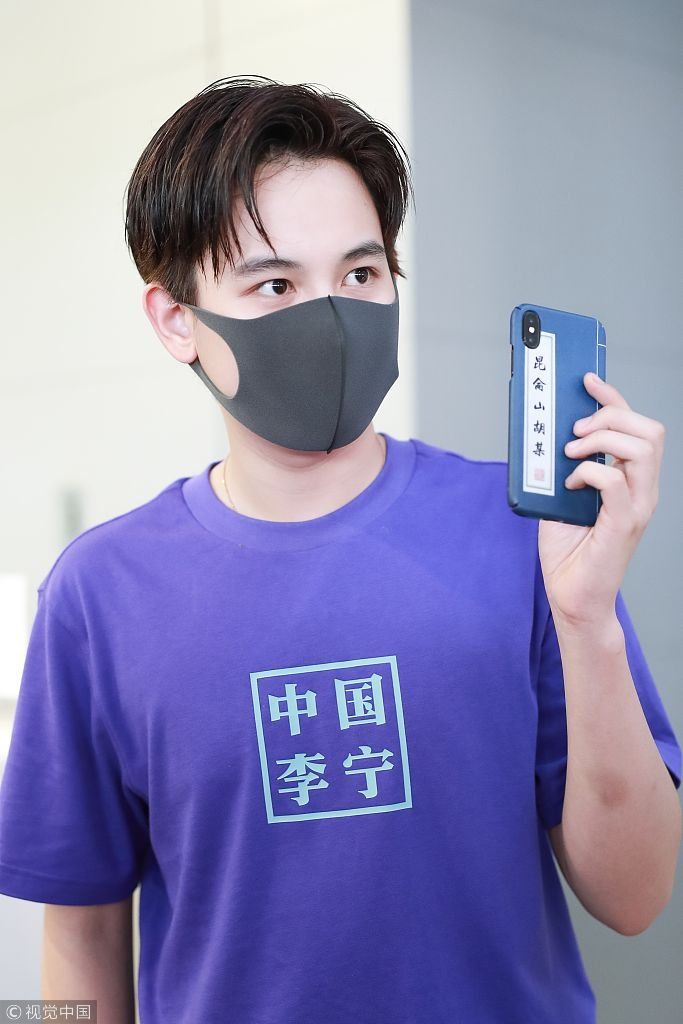 胡先煦抓耳挠腮对镜头做手势  拿“昆仑山胡某”手机壳暴露中二属