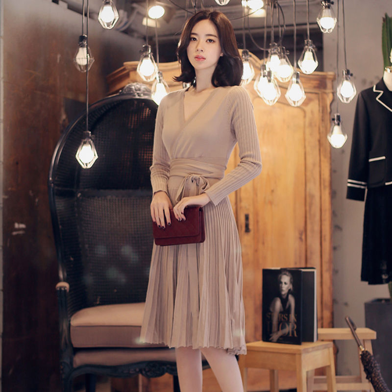 女人尽量不要大衣配丝袜，瞧瞧下面女人这样穿，尽显迷人身材