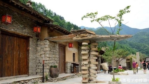  「石磨」农村兴起怪生意，有人专门收农具，一个石磨给100元，到