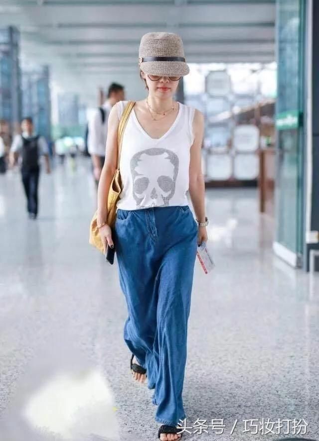 43岁周迅素颜装扮够随意，但看了42岁马伊琍的装扮，才叫接地气