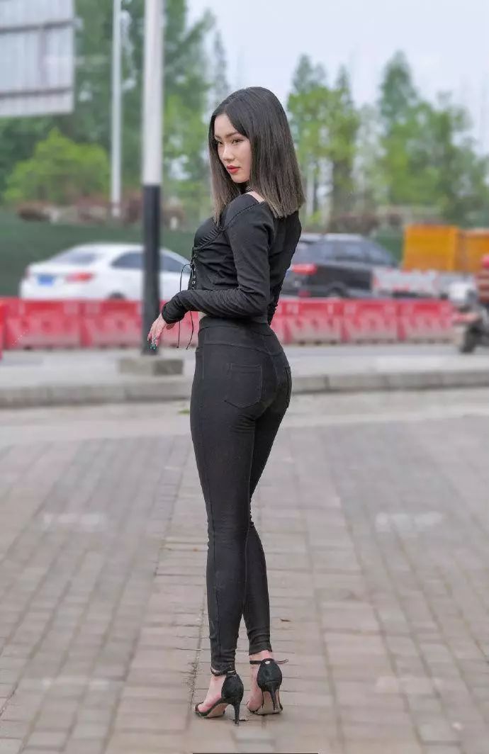显瘦:街拍 都说黑色显瘦,但好身材才是关键