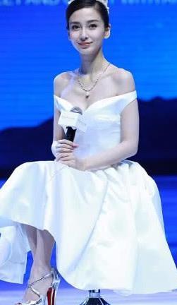 杨颖的鞋子到底有多重？竟然有4个鞋跟，想问她怎么走路呢？