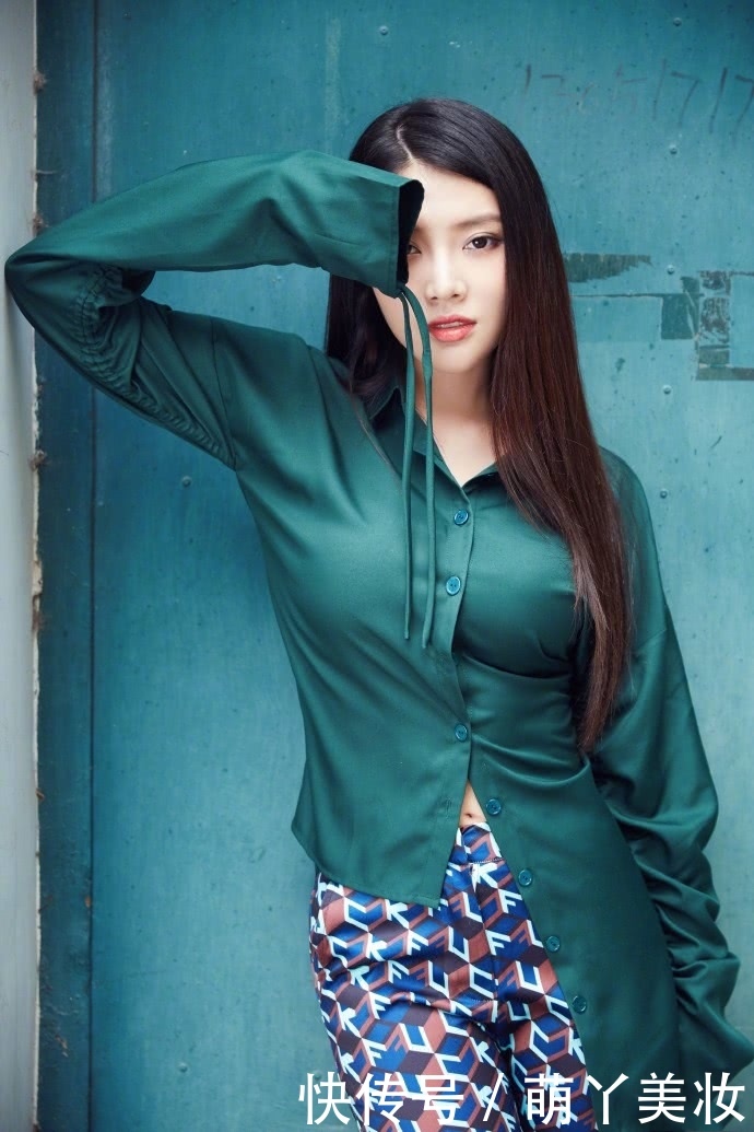 徐冬冬穿红色连衣裙，还要在外裹一层塑料袋，这样真能防雨吗？